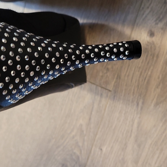 Shoes - Picture 6 of 7